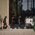 Migrantes venezolanos en fila para entregarse a oficiales de la patrulla fronteriza en El Paso, Texas. 
Foto: Rey Jauregui