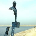 Imagen: "Les Voyageurs”, escultura del artista francés Bruno Catalano.
Fuente: https://www.infobae.com/tendencias/estilos/2017/04/19/10-increibles-estatuas-ubicadas-en-espacios-publicos/