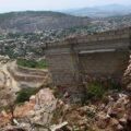 Minera desgaja cerro y derrumba viviendas. Tras un año, pobladores siguen esperando ser reubicados.
Foto: Arturo Camero