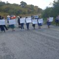 Familiares y víctimas de un accidente automovilístico bloquean  tramo carretero Bochil - Tuxtla Gutiérrez. Imagen: Cortesía.