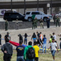 Protesta de venezolanos se sale de control, Patrulla Fronteriza frena a migrantes con proyectiles.
Foto: La Verdad