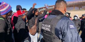 Denuncian criminalización de migrantes por autoridades y condenan desalojo violento de venezolanos.
Foto: La Verdad