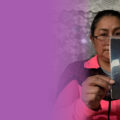 Sandra Guiracocha sostiene una fotografía de su hija, Lizbeth Topón, también conocido como Andrés Marqués, quien desapareció el 28 de agosto de 2021 y está en la lista de personas buscadas en Ciudad Juárez. Foto de Andrés Mazza para InquireFirst