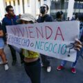 “La vivienda es un derecho, no una mercancía”: Protestan por el derecho a la vivienda digna en Guadalajara.
Foto: Mario Marlo