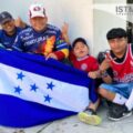 “Un balón, una bandera y uniformados”, migrantes hondureños viven el sueño de un mundial en las calles de Juchitán, Oaxaca
Foto: Istmo Press