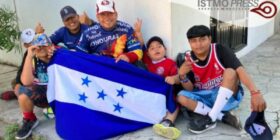 “Un balón, una bandera y uniformados”, migrantes hondureños viven el sueño de un mundial en las calles de Juchitán, Oaxaca
Foto: Istmo Press