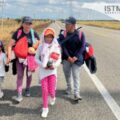 A pie, en aventón y bicicleta, así avanza la caravana de migrantes en Oaxaca.
Foto: Diana Manzo