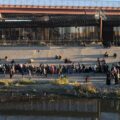 Cruce masivo de migrantes por Ciudad Juárez desata nueva crisis en El Paso.
Foto: Blanca Carmona