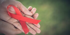 De acuerdo con la definición de la Organización Mundial de la Salud, dijo que el VIH infecta a las células del sistema inmunológico, alterando o anulando su función. Cortesía: Senado de la República