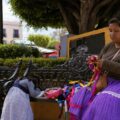 Resisten artesanos ambulantes en el Centro Histórico de Querétaro.
Foto. Zona Docs