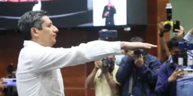En votación aplastante, Congreso acata instrucción de Jara y elige a Bernardo Rodríguez como nuevo Fiscal de Oaxaca
Foto: Página 3