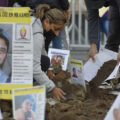 Foto de portada: Frente a Palacio Nacional, en diciembre de 2021, integrantes de colectivos de búsqueda de personas desaparecidas simularon con montículos de tierra la existencia de una fosa clandestina, en la que colocaron imágenes de quienes permanecen ausentes. (Xavier Martínez/Obturador MX)
