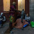 Personas migrantes que duermen en las calles alrededor de la COMAR mientras esperan a ser atendidos y no tienen otra opción para pasar su estadía en la CDMX. Foto: Isabel Briseño