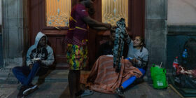 Personas migrantes que duermen en las calles alrededor de la COMAR mientras esperan a ser atendidos y no tienen otra opción para pasar su estadía en la CDMX. Foto: Isabel Briseño
