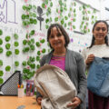 Tere Gómez y Citlali Iren, integrantes de la organización La Morada invitan a la sociedad a donar materiales para el taller piloto enfocado en mujeres refugiadas. Foto: Isabel Briseño