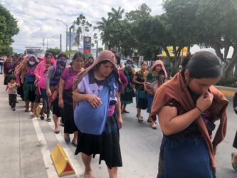 Mujeres tsotsiles desplazadas exigen que el gobierno gestione su retorno a sus hogares en Cheanlhó- Foto Isaín Madujano