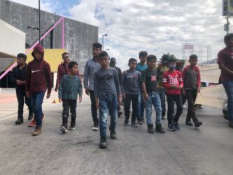 Nños desplazados marchando con sus padres y madres en Tuxtla Gutiérrez. Foto Isaín Madujano