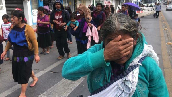 Mujeres lloran al narrar el suplicio que viven desde hace más de seis meses como desplazados
