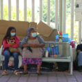 Elena Izoteco y su hija oyen misa en un área al aire libre reservada para familiares y amistades de pacientes del Hospital General Raymundo Abarca Alarcón, en Chilpancingo de los Bravo, México. Foto: Avigaí Silva, Global Press Journal México.
