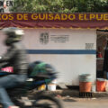 En una acción condenada por activistas como un golpe contra la singular identidad visual de la ciudad, la alcaldía Cuauhtémoc de la Ciudad de México ordenó a sus comerciantes que pintaran de blanco sus puestos. Foto: Mar García, Global Press Journal Mexico.
