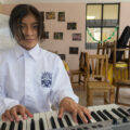 Tania Cristal Pérez López, de 12 años, toca el teclado en el Centro Cultural de la Zona Norte en San Cristóbal de Las Casas, México. Foto: Marissa Revilla, GPJ México

