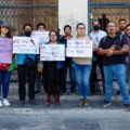 *Este miércoles, desde el Congreso del estado, en el marco de la elección para del representante estatal de la Comisión de los Derechos Humanos, un grupo de reporteros y reporteras exigió garantías para el ejercicio libre de su profesión. 
Foto: Samuel Revueltas