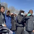 Migrante Abel Ortega frente al INM en Ciudad Juárez donde buscaba a su cuñado, Orlando. El hombre carga con la carriola con la que moviliza a sus hijos. Fotografía: Rocío Gallegos / La Verdad