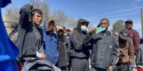 Migrante Abel Ortega frente al INM en Ciudad Juárez donde buscaba a su cuñado, Orlando. El hombre carga con la carriola con la que moviliza a sus hijos. Fotografía: Rocío Gallegos / La Verdad
