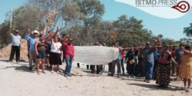 Ejidatarios mixes cumplen 20 días de bloqueo a obras del Corredor Interoceánico en Oaxaca
Fotos cortesía de UCIZONI