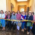 En homenaje a las artesanas, las utilizan para sostener listones
Foto: Ayuntamiento de San Cristóbal de las Casas