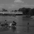 Personas nadando o lavando ropa en el río Suchiate. Fotografía tomada por la autora
