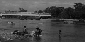 Personas nadando o lavando ropa en el río Suchiate. Fotografía tomada por la autora
