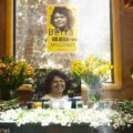 Desde el corazón de Otros Mundos recordaron a Berta con un altar lleno de flores. Cortesía: Otros Mundos Chiapas