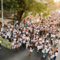 En silencio, diversas generaciones marchan por los árboles condenados
Foto: Roberto Ortiz