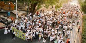 En silencio, diversas generaciones marchan por los árboles condenados
Foto: Roberto Ortiz