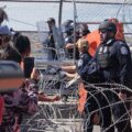 “Queremos pasar”, migrantes imploran a EE.UU. en puente de Ciudad Juárez; les cierra el paso.
Foto: La Verdad