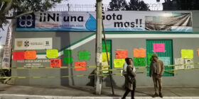 Un grupo de vecinos de las colonias Viaducto Piedad y Nueva Santa Anita se reúnen afuera del pozo de esas colonias para colocar carteles de protesta en contra de la extracción desmedida. Foto: Arturo Contreras