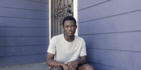 Este joven solicitante de asilo en Estados Unidos vive en un albergue al sur de California desde que llegó al país.  Cortesía: ACNUR/Nicolo Filippo Rosso