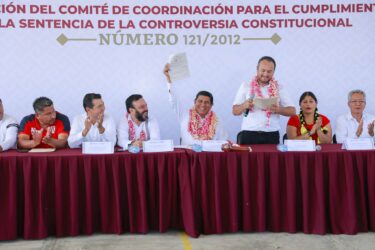 Ante las autoridades, representantes de Bienes Comunales y habitantes de Sta. María y San Miguel Chimalapa, presentamos el Diario Oficial que acredita la reforma al artículo 28 de la Constitución de Oaxaca y que modifica los límites territoriales entre ambos estados, ya es ley.