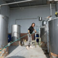 Lorena Lara Fernández, maestra destiladora, se prepara para limpiar y drenar los tanques de destilación en la destilería Bodegas Campotoro en Ciudad Manuel Doblado, México, el 18 de octubre de 2022. Patricia Zavala Gutiérrez, Global Press Journal México.