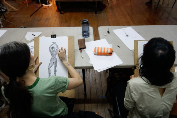 Participantes de “Morras para Morras”, un taller de dibujo exclusivo para mujeres en la Ciudad de México, México, el 21 de abril de 2023. El taller mensual fue organizado por un colectivo mexicano de modelos de arte que buscan impedir el comportamiento abusivo de los hombres.Foto: Mar García, Global Press Journal Mexico.
