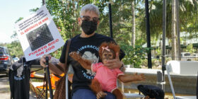 Nélida González, una periodista retirada que ha sido testigo de la evolución del Zoológico Dr. Juan A. Rivero en los últimos 30 años, asiste a una protesta celebrada el 18 de febrero de 2023 en Mayagüez, Puerto Rico, en la que se pedía el cierre definitivo del zoológico. Foto: Coraly Cruz Mejías/Global Press Journal Puerto Rico.