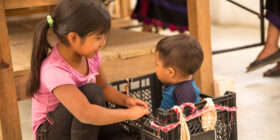 Con tu apoyo pueden construir un espacio físico para la ludoteca de aprendizaje de la lengua tsotsil para los niños y niñas de Bayalemho, San Andres Larraínzar, Chiapas. Cortesía: Jolob