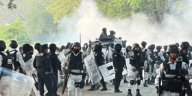 Pobladores sometidos por cárteles, se enfrentan con el Ejército en la frontera de Chiapas con Guatemala. Foto: Ángeles Mariscal