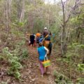 Cientos de habitantes de la zona fronteriza de Chiapas escapan de los Cárteles de la droga caminando entre montañas. Foto tomada por la población afectada
