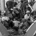 Familias de migrantes en la plaza Giordano Bruno en la alcaldía Cuauhtémoc de la Ciudad de México. Foto Duilio Rodríguez