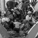 Familias de migrantes en la plaza Giordano Bruno en la alcaldía Cuauhtémoc de la Ciudad de México. Foto Duilio Rodríguez