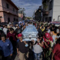 Huitzuco, Guerrero- Mujeres que forman parte del movimiento de búsqueda de personas desaparecidas cargan el ataúd de Mario Vergara, de la Iglesia al Panteón. Buscando a su hermano Tomas, desaparecido desde el 05/jul/2012, Mario encontró a cientos de personas enterradas en fosas clandestinas. El buscador murió el 18 de mayo 2023 en un accidente de trabajo en la recicladora que ayudaba al financiamiento de las búsquedas. Foto tomada el 19/may/2023.