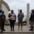 Desde las ruinas de la escuela, Guadalupe Cobos y sus vecinos dan cuenta de la tragedia que viven al vivir en un pueblo que se va a llevar el mar. Foto Arturo Contreras