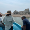 Visualmente, el bajo nivel del agua que ha dejado la prolongada sequía que afecta a Chiapas se puede ver en Quechula, un poblado ubicado en la ladera de la presa hidroeléctrica de Malpaso, construida a finales de la década de 1960. Foto: Ángeles Mariscal